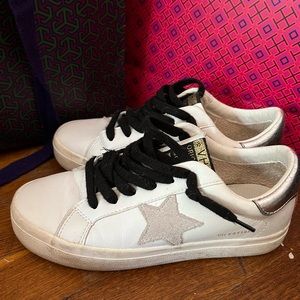 Vintage Havana super cute sneakers
